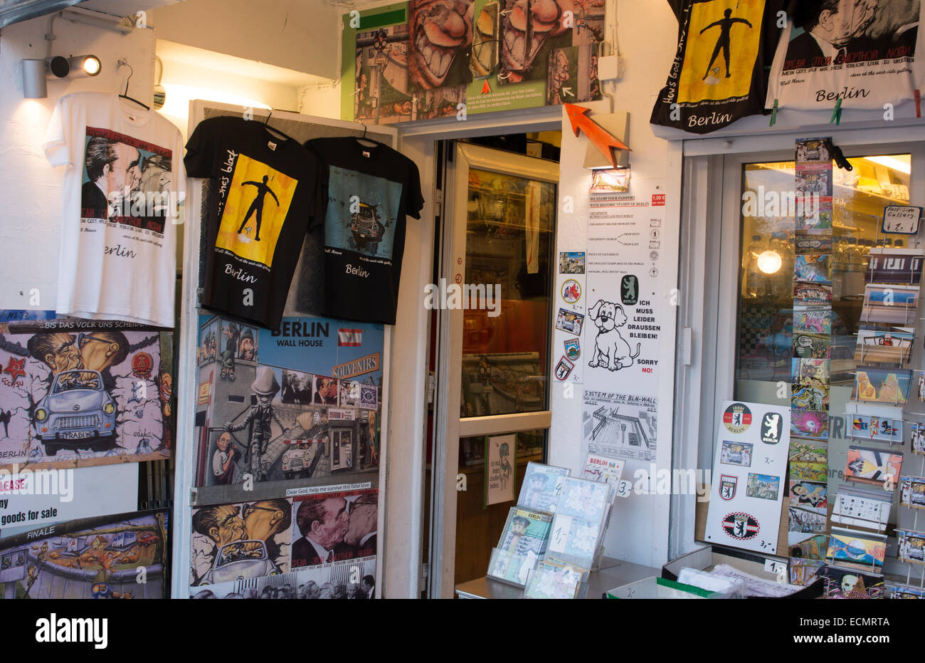 Berlino Germania rimanente parte del muro di Berlino che vendono souvenir centro città Foto Stock