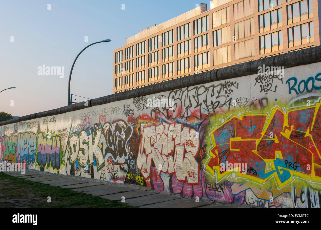 Berlino Germania rimanente parte del muro di Berlino con la pittura di artisti nel centro città Foto Stock