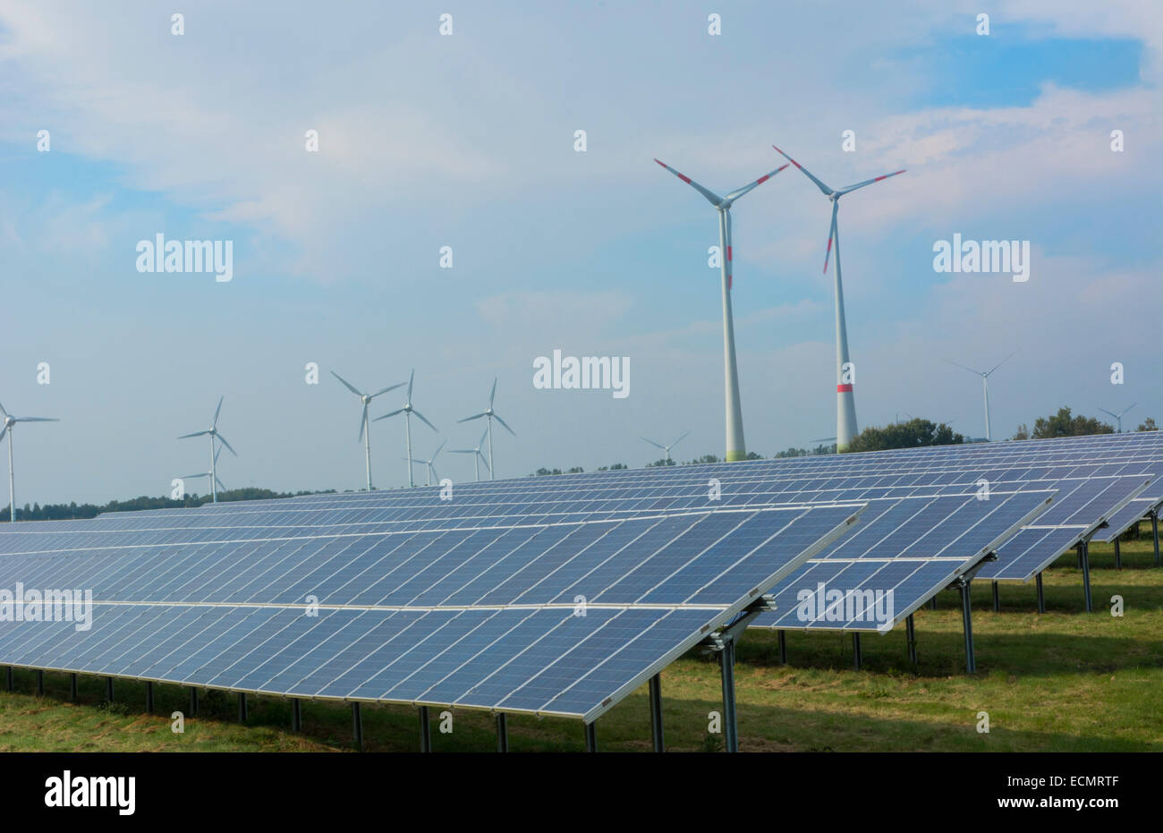 Germania energia eolica turbine e pannelli solari ecologia in campo vicino ad Amburgo il verde Foto Stock