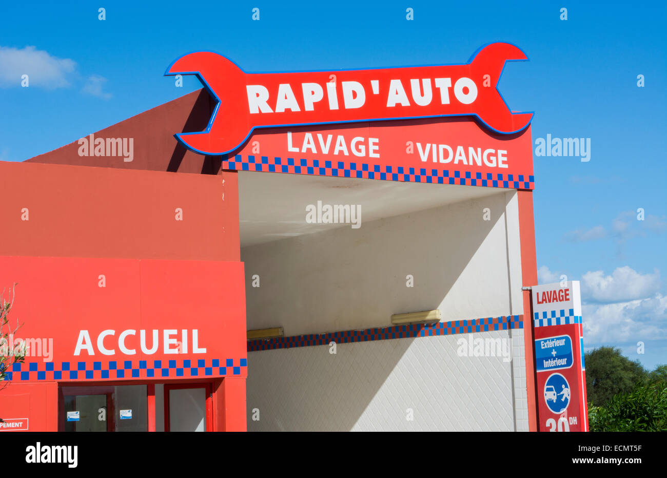 Rabat Marocco colorato per il lavaggio di auto e cambio olio con la chiave in lingua francese Foto Stock Rabat Marocco colorato per il lavaggio di auto e cambio olio con la chiave in lingua francese Foto Stock