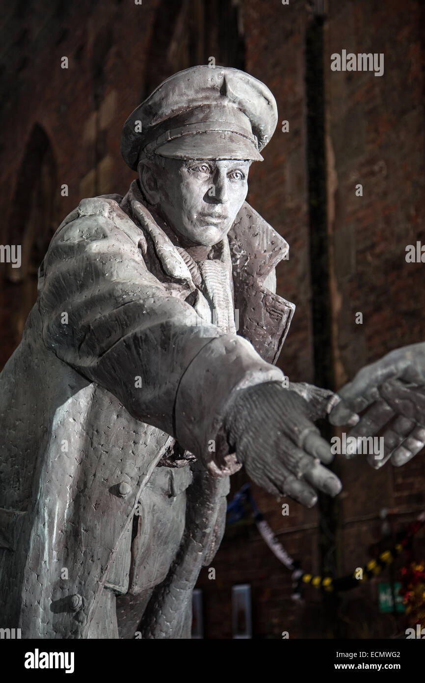 Statua della prima Guerra Mondiale Liverpool, Merseyside, UK, la scultura del popolo della tregua di Natale del 15 dicembre, scuotendo le mani, soldati nemici commemorando la famosa tregua del giorno di Natale 1915 svelata alla chiesa bombardata di Liverpool. La statua, intitolata All Together Now, disegnata dallo scultore Andy Edwards, raffigura un soldato britannico e un soldato tedesco che si salutano a vicenda con un calcio al loro fianco. Cattura il momento straordinario del dicembre 1915, quando i soldati nemici della prima guerra mondiale della prima guerra mondiale della Terra di No Mans sul fronte occidentale posero le loro armi ed emersero dalle loro trincee per scuotere le mani Foto Stock