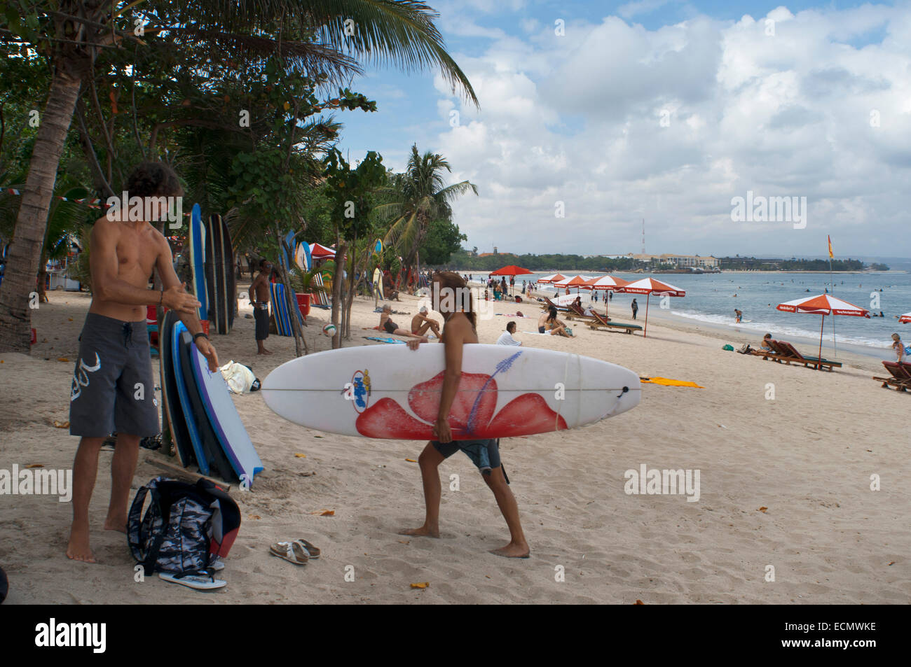 Donna surfer. Lezioni di surf sulla spiaggia di Kuta. Lezioni di surf. Bali. Kuta è una città costiera nel sud dell'isola di Foto Stock