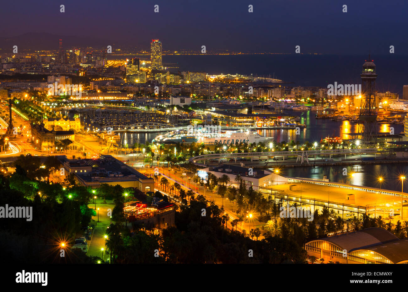 Barcellona Spagna twilight esposizione di notte nel centro città di acqua e skyline Foto Stock