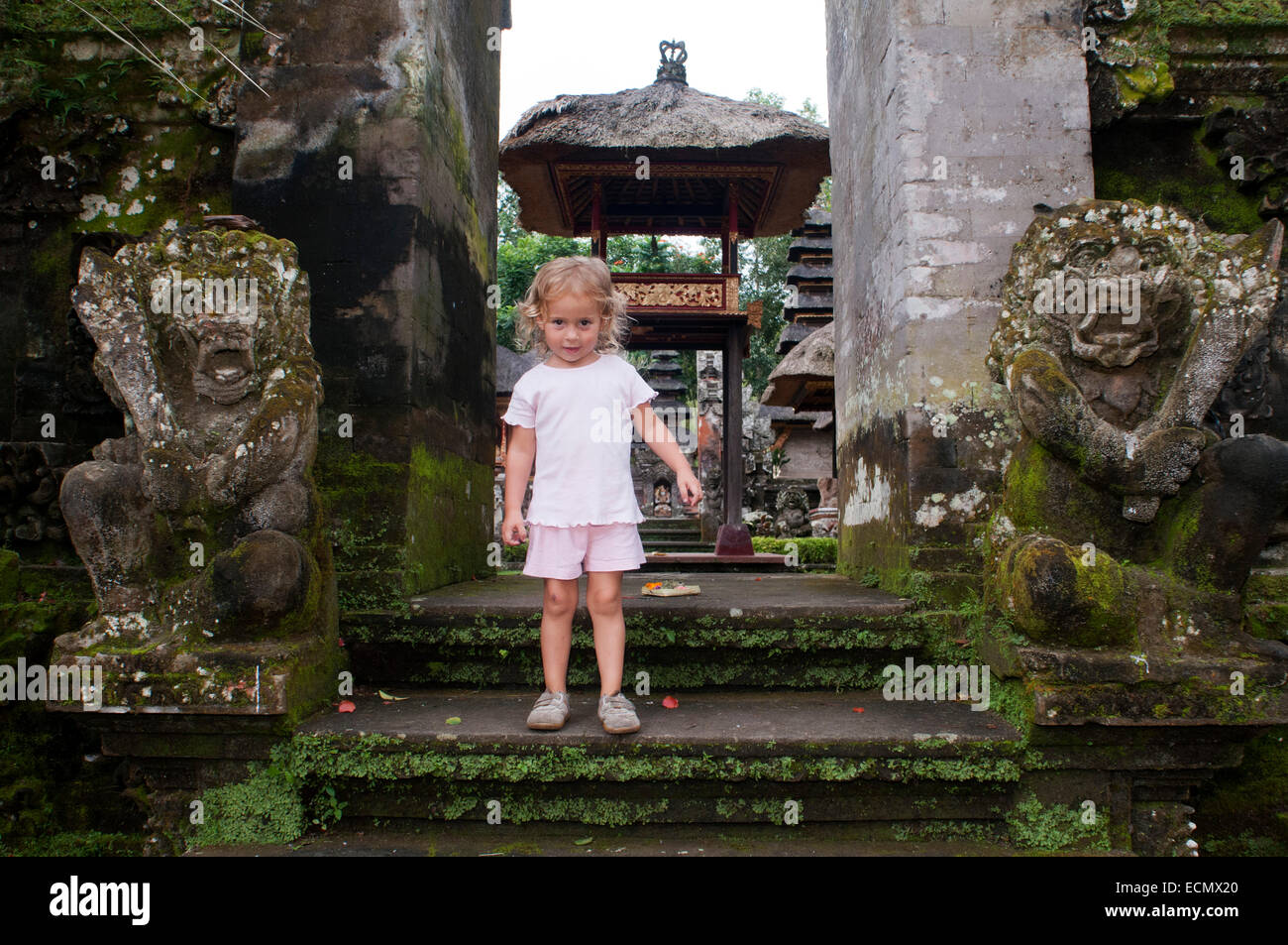 Un turista bambino nel tempio Pura Gunung Lebah. Ubud. Bali. Gunung Lebah fu costruito nel VIII secolo da Danghyang Markandya, Foto Stock