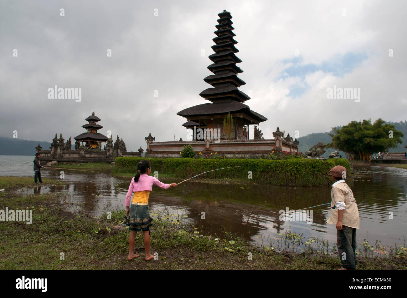 Tempio di Bali su un lago di Pura Ulun Danu Bratan Indonesia. Pura Ulan Danu Bratan tempio in Bedugul. È stato costruito nel 1633 dal Re Foto Stock