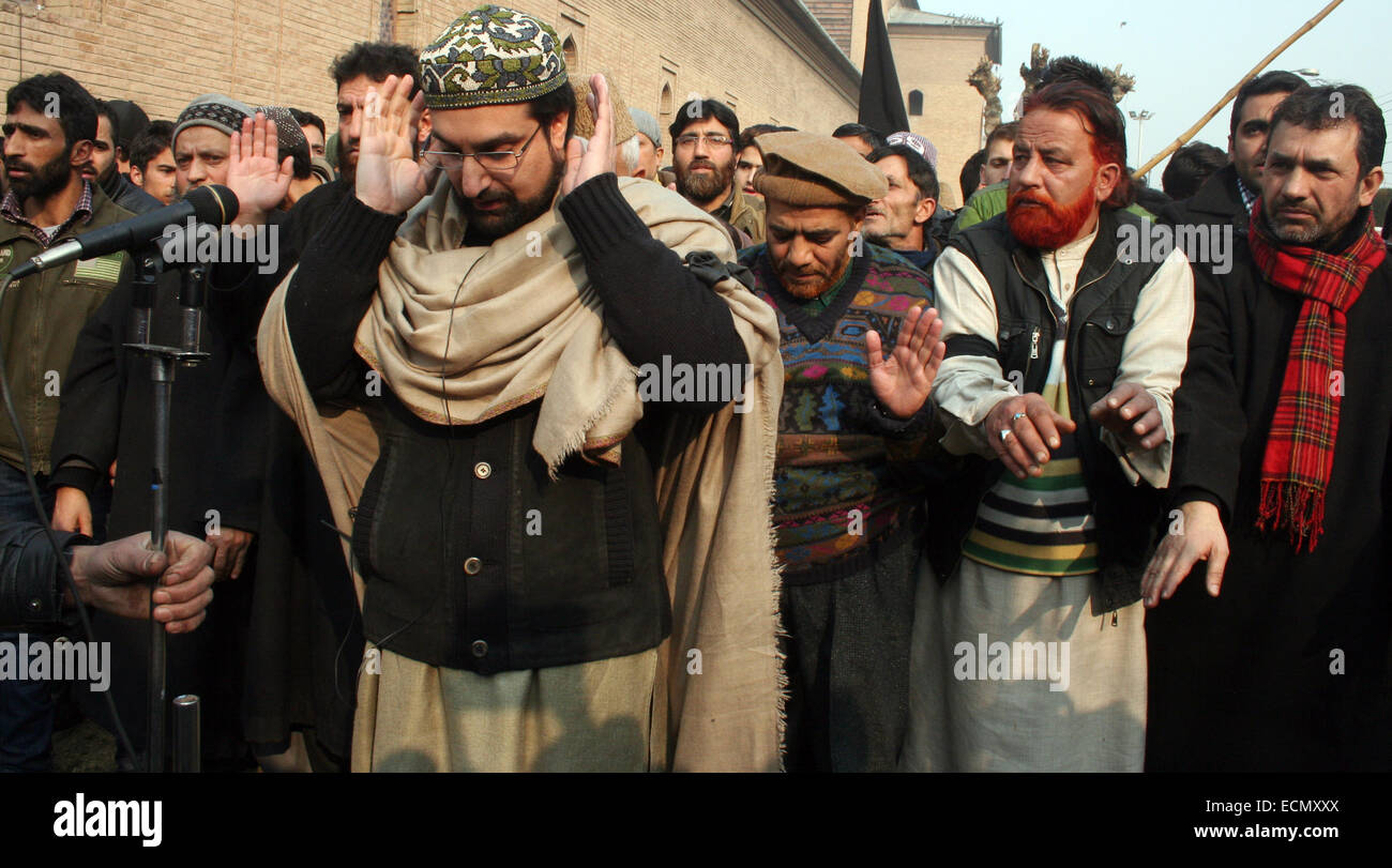 Srinagar. 17 dicembre, 2014. Srinagar, Indiano Kashmir amministrato: 17 Hurriyet Presidente della Conferenza, Mirwaiz Umar Farooq e a cui hanno partecipato migliaia di persone provenienti da tutti i sentieri della vita il funerale preghiere dei martiri di Peshawar attacco scuola almeno 132 morti e centinaia di feriti sono stati offerti in contumacia a Srinagar e in altri luoghi del territorio Hurriyet leader Syed Ali Gilani, Muhammad Yasin Malik, Shabbir Ahmad Shah e gli altri nelle loro dichiarazioni ha detto che i colpevoli dell'atto disumano e le più grandi nemici dell islam e musulmani. Credito: Sofi Suhail/Alamy Live News ) Foto Stock