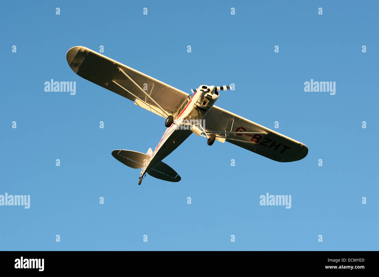 Piper PA18 Super Cub. G-BZHT Foto Stock