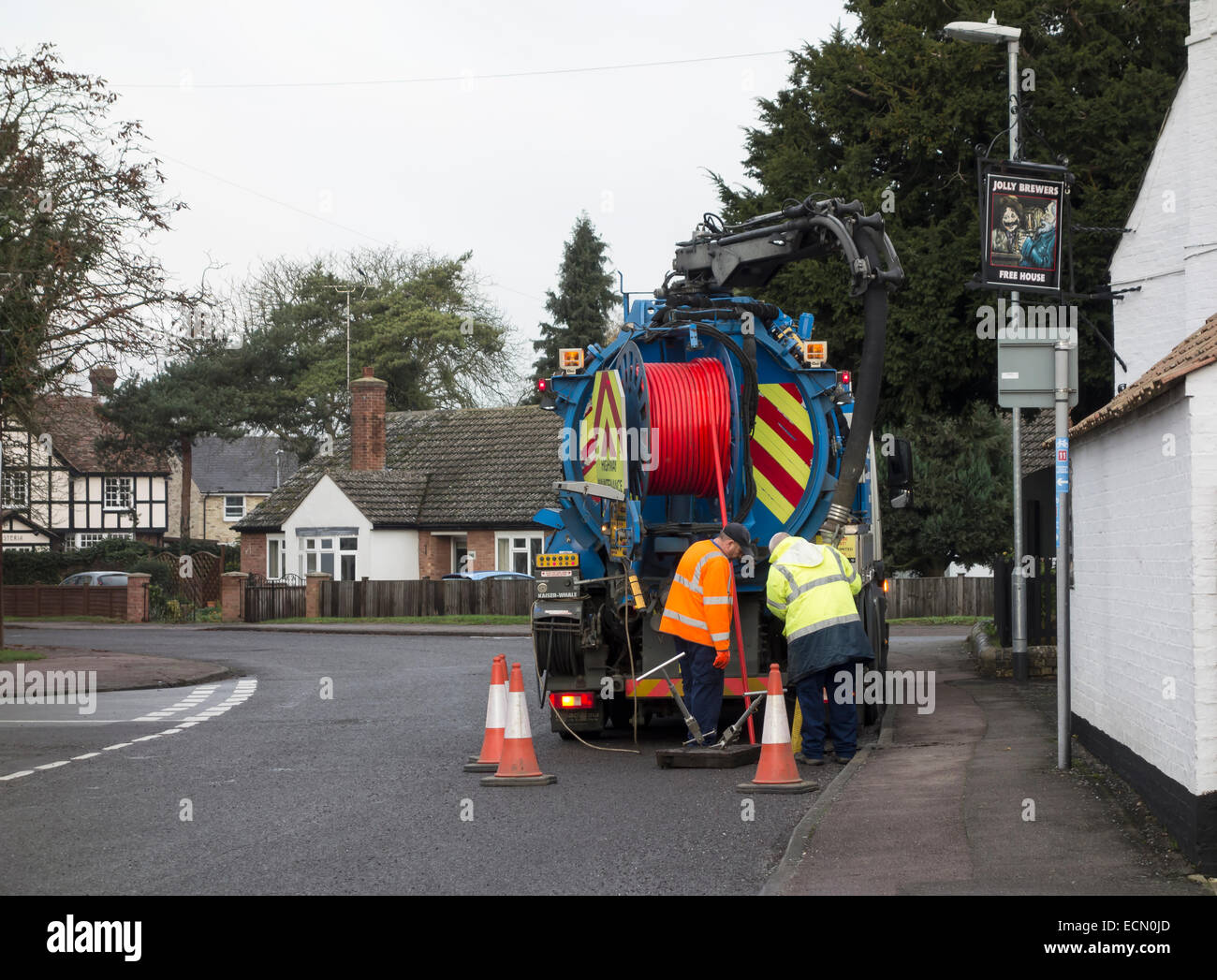 I lavoratori di Utilità Pulizia di fognature fognature in Fen Road Milton Foto Stock
