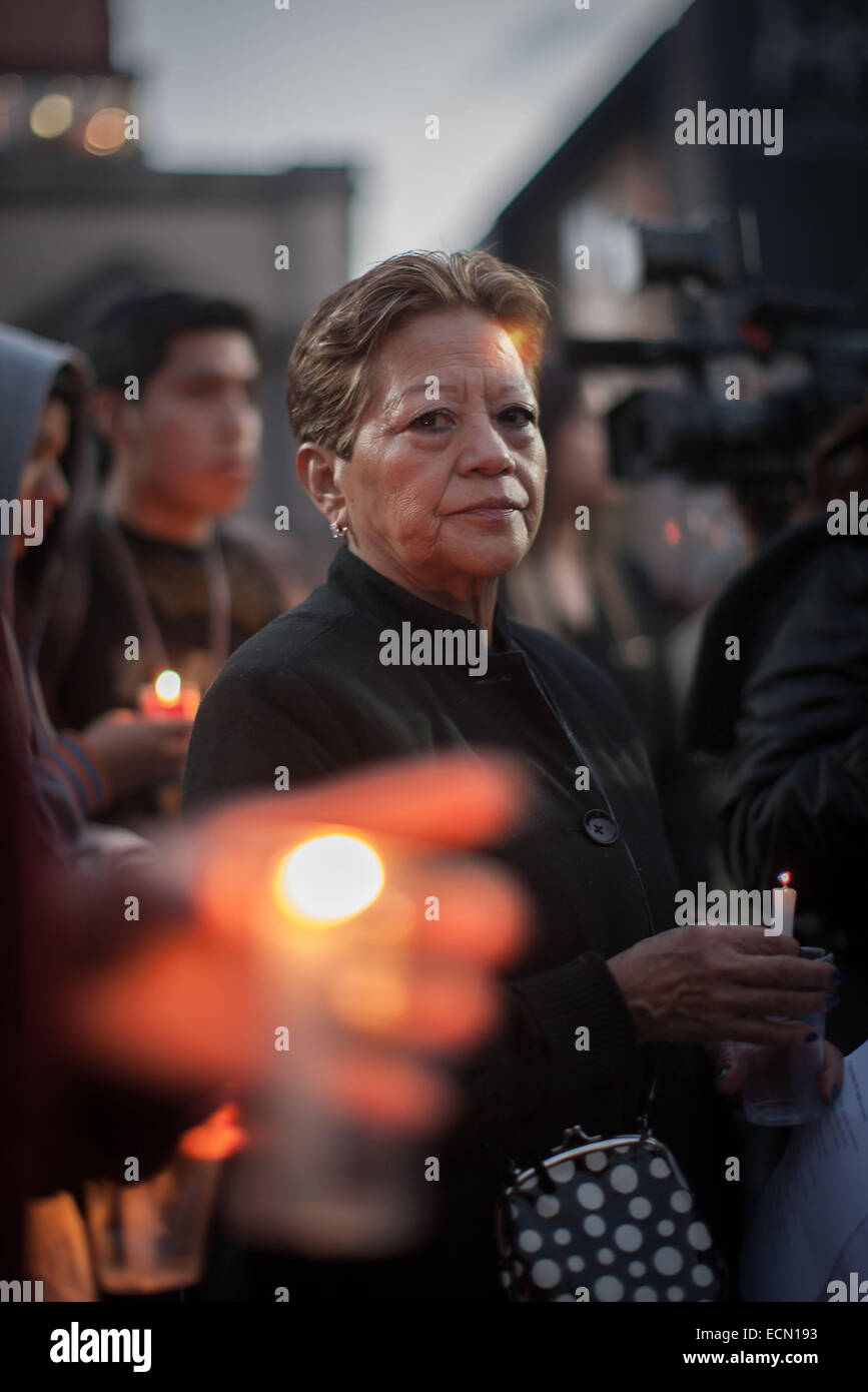 Città del Messico. Xvi Dec, 2014. Residenti Tenere candele durante l'installazione dell'albero "Verità, Giustizia e Pace per Ayotzinapa', che è decorato con i ritratti degli studenti mancante del normale scuola rurale di Ayotzinapa, a Città del Messico, capitale del Messico, del 16 dicembre, 2014. © Pedro Mera/Xinhua/Alamy Live News Foto Stock