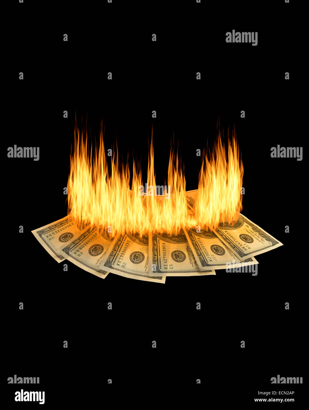 Una pila di banconote da cento dollari sono la masterizzazione su uno sfondo nero Foto Stock