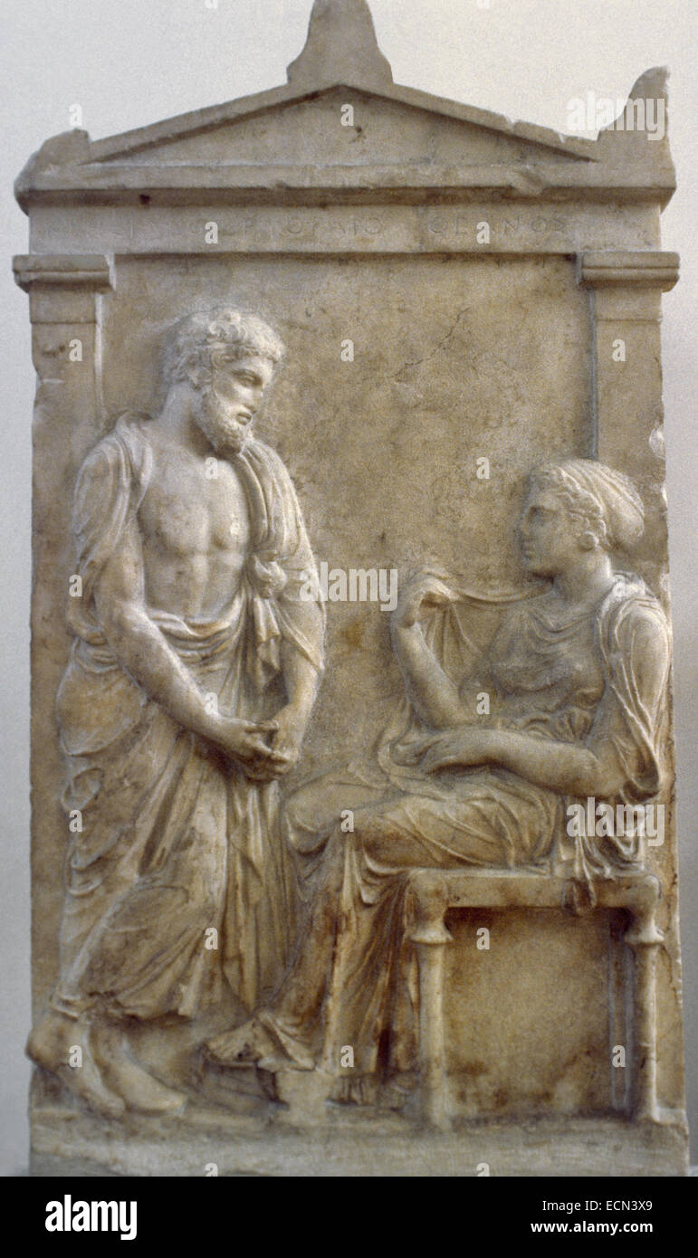Arte greche. Periodo classico. Stele funeraria per Ktesilaos e Theano, ca.  370 A.C. Un uomo maturo sembra purtroppo ad una donna che si siede su una  sedia. Sollievo. Il marmo. Esso proviene