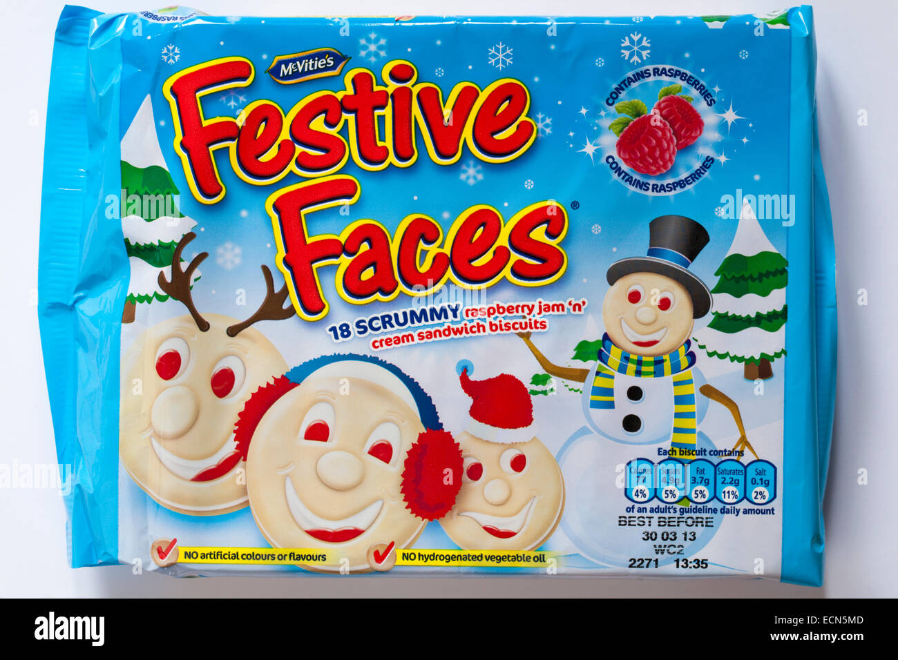 Confezione di biscotti sandwich McVities Festive Faces 18 scrummy con marmellata di lamponi e panna isolati su sfondo bianco - McVitie's McVitie Foto Stock
