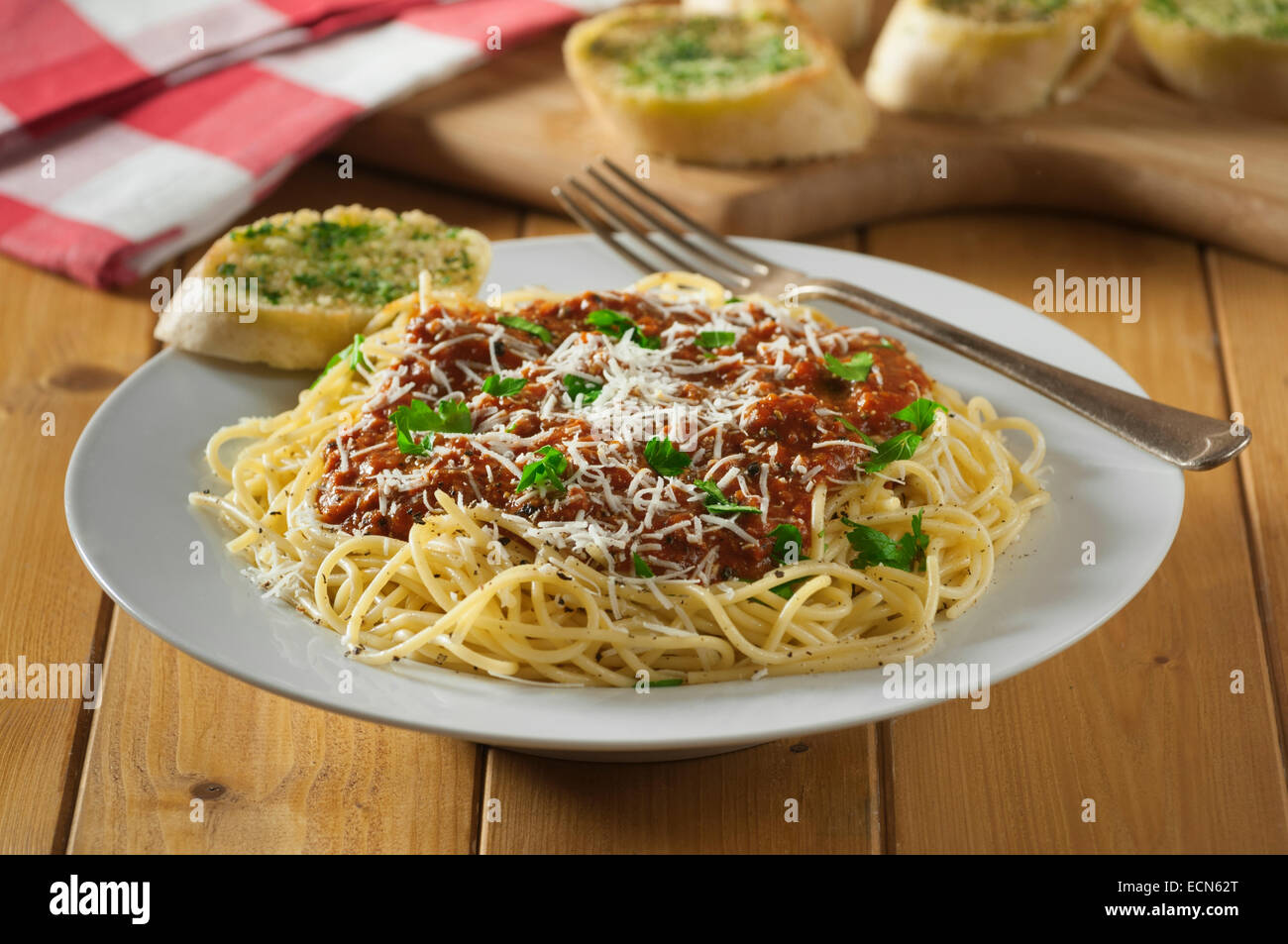 Spaghetti alla bolognese con aglio pane. La pasta italiana La cucina del piatto. Foto Stock