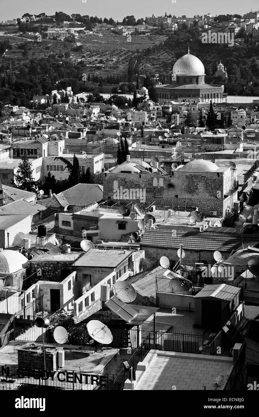 Una vista verso est da Erodiano Torre Phasael in cima alla cittadella di Gerusalemme, conosciuta come la torre di Davide, visualizza i vecchi tetti della città e la cupola dorata della roccia di Al Aqsa composto. Il 'Kishle' e la cittadella fossato presso la torre di Davide il museo di storia di Gerusalemme sono appena state aperte al pubblico consentendo l'esplorazione di nuovi ritrovamenti archeologici versando la luce su strati di storia della città risalenti al primo tempio era nel VIII secolo A.C. Foto Stock