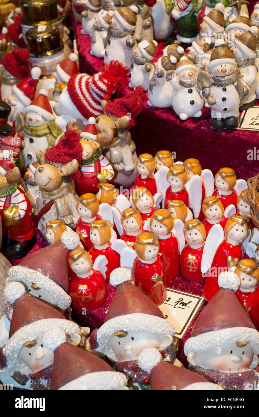 Birmingham Frankfurt Mercatino di Natale 2014 - Decorative angeli di ceramica e ceramica pupazzi di neve Foto Stock