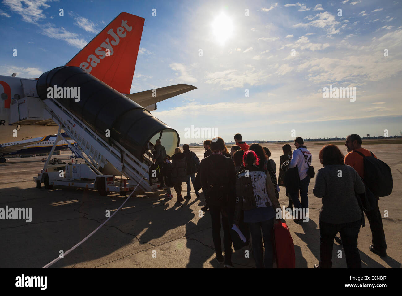 I passeggeri che usano il velivolo posteriore scale per aeromobili Easyjet con sunburst Foto Stock