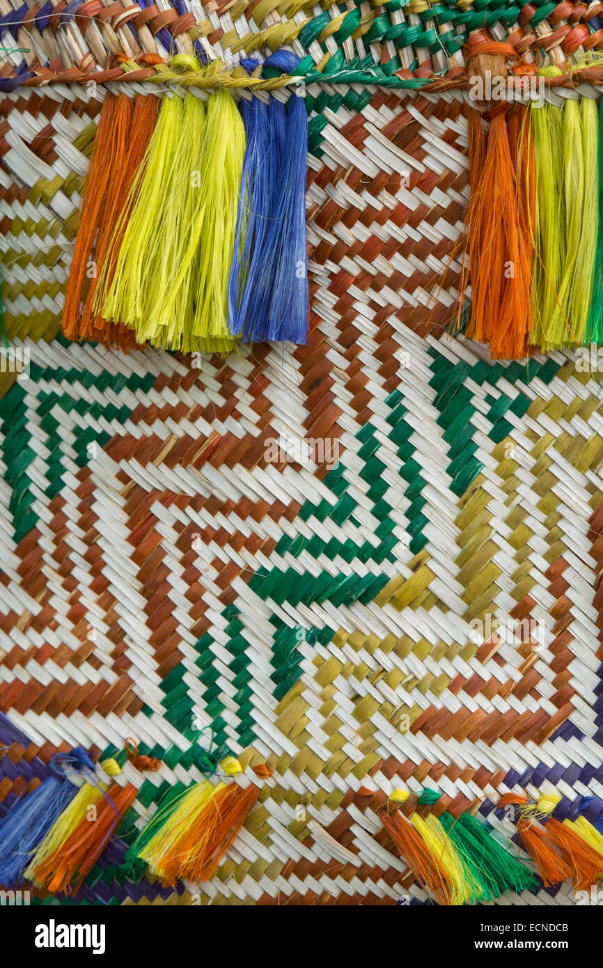 La Melanesia, Papua Nuova Guinea, fiume Sepik area, Murik laghi, Karau Village. Dettaglio della mano tradizionale paglia tessuta in borsa. Foto Stock