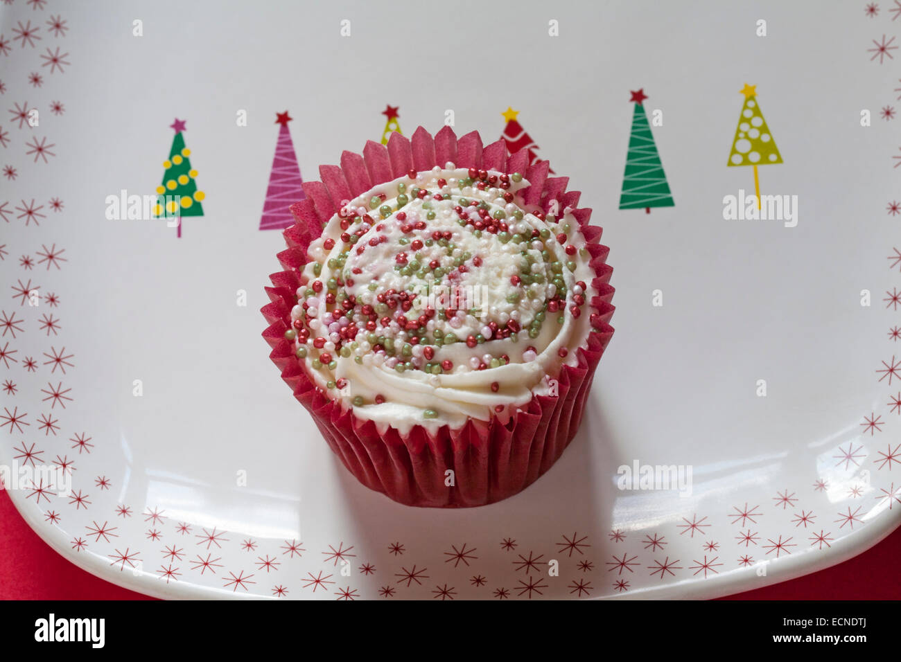 Natale torta tritare i tortini impostato sulla piastra di festa con alberi di natale su Foto Stock