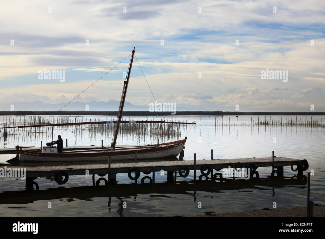 Barca a vela essendo preparato sul pontile sul Lago di Albufera Spagna Foto Stock