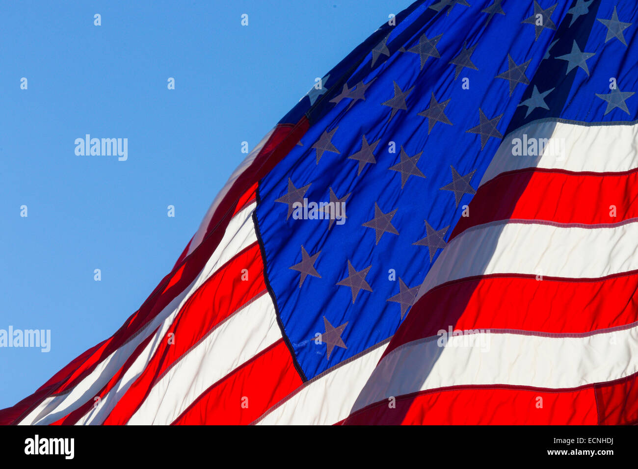 Primo piano della porzione della bandiera americana contro il cielo blu Foto Stock