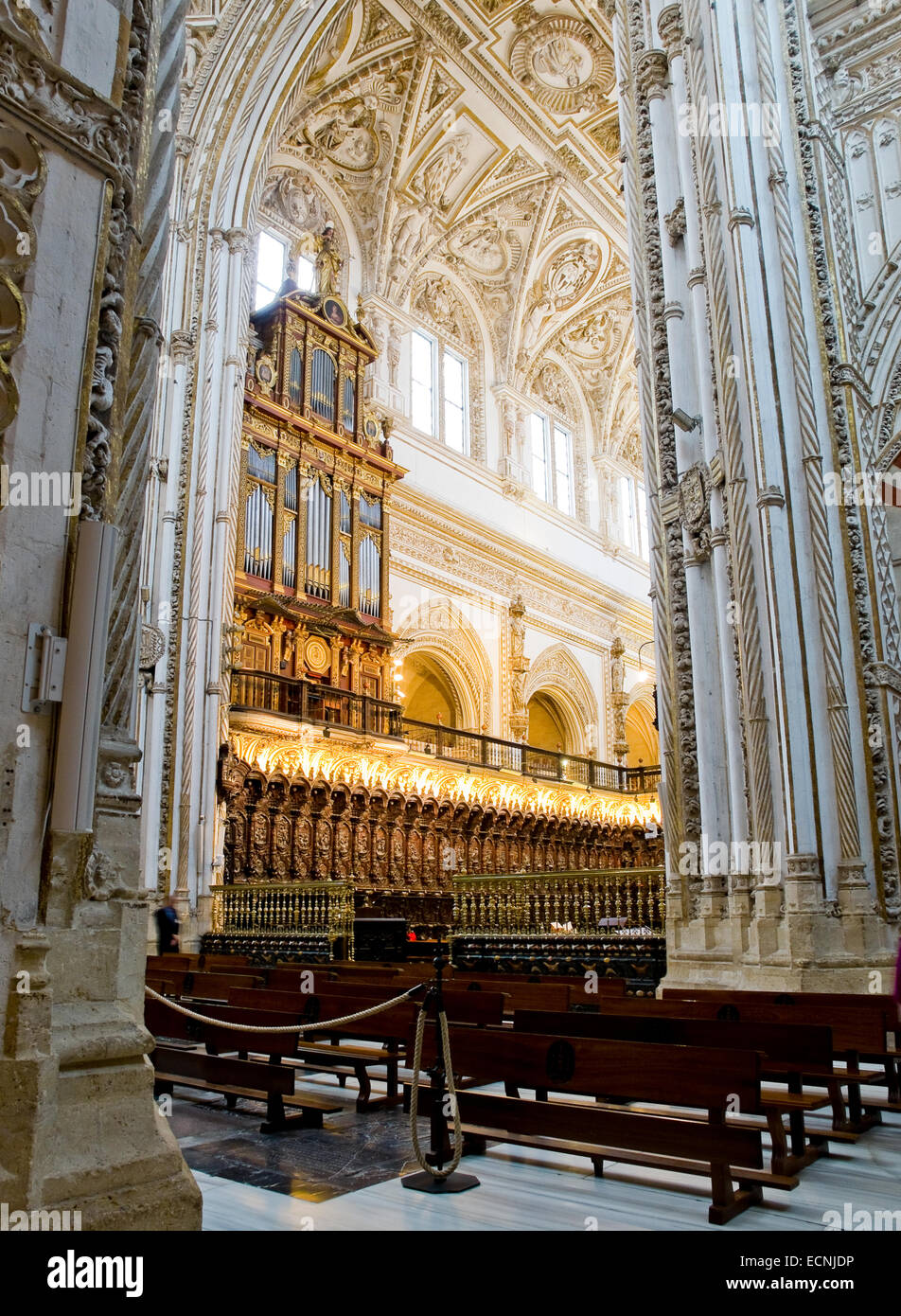 Corsia, navata e organo della cattedrale moschea, Mezquita de Cordoba. Andalusia, Spagna. Foto Stock