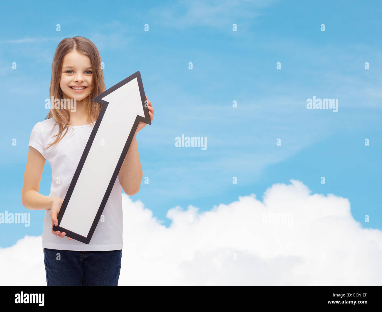 Sorridente bambina con freccia vuota rivolta verso l'alto Foto Stock