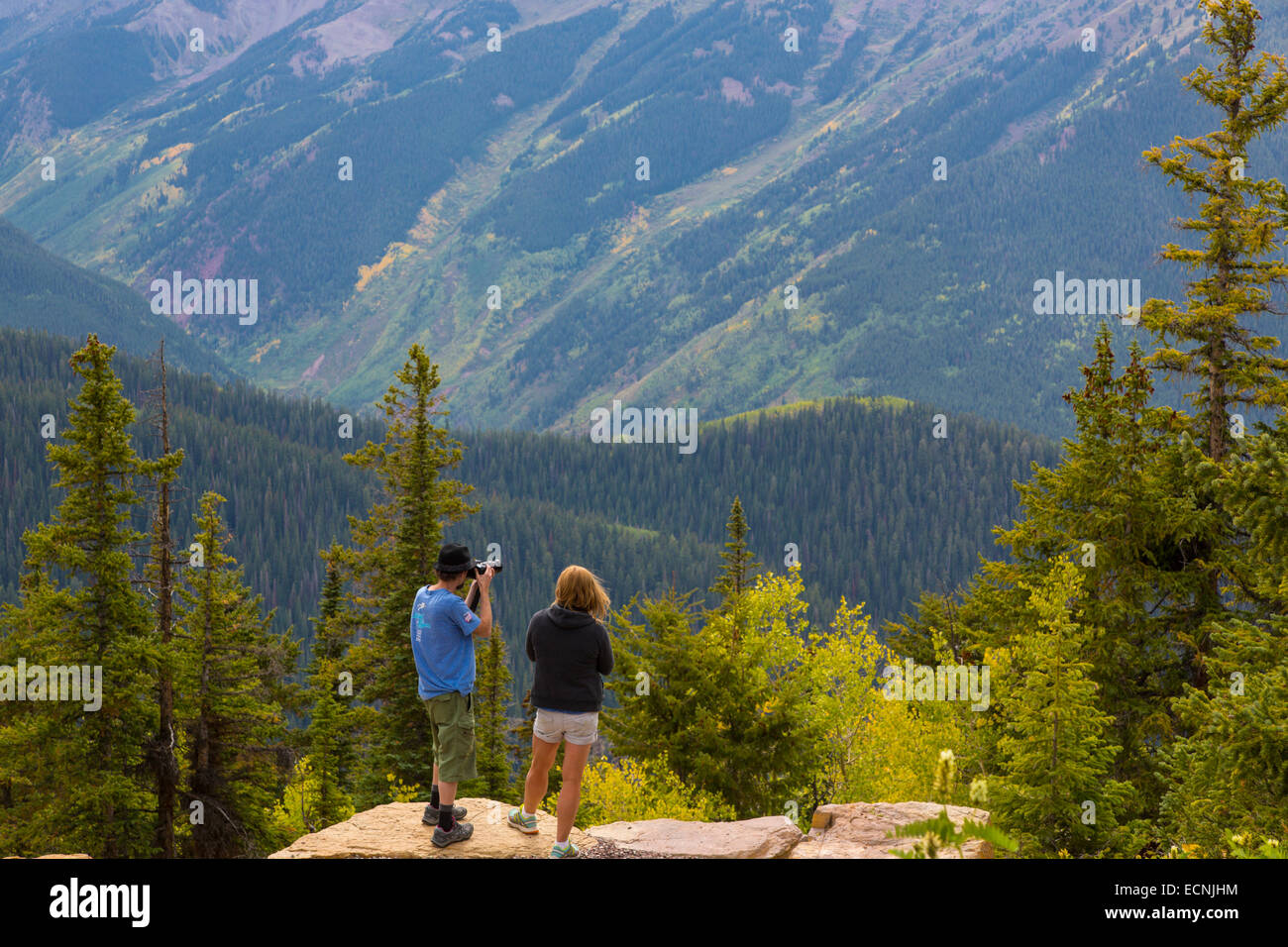Giovane sulla sommità di Aspen Mountain ski area in estate in Aspen nelle Montagne Rocciose del Colorado Foto Stock