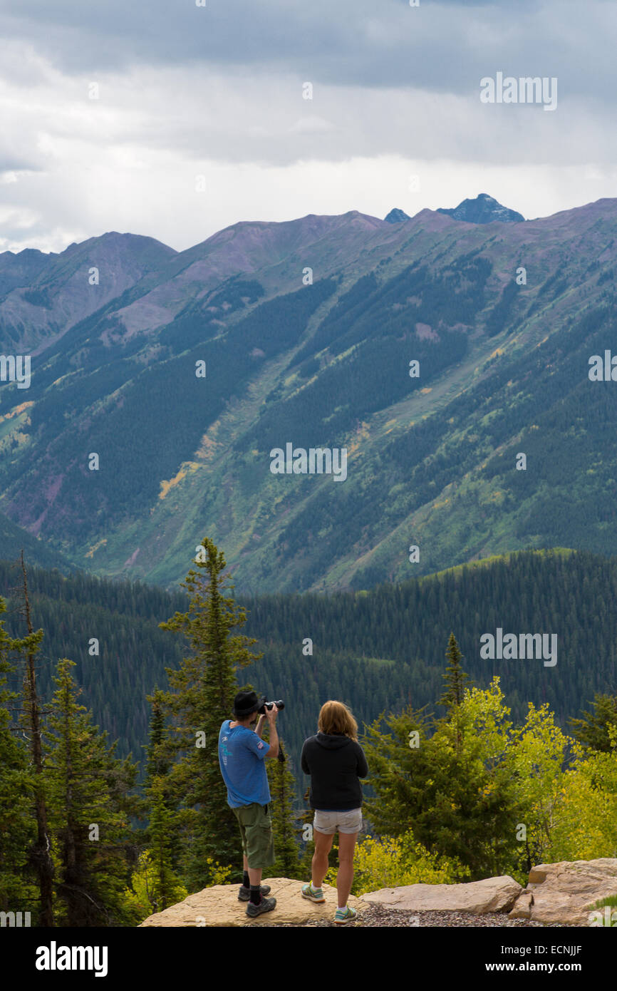 Giovane sulla sommità di Aspen Mountain ski area in estate in Aspen nelle Montagne Rocciose del Colorado Foto Stock