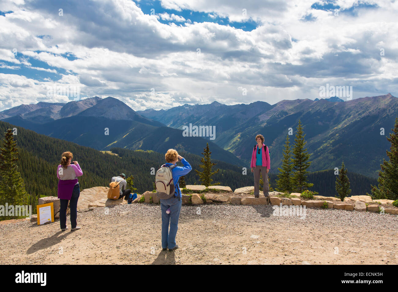 Le persone al top di Aspen Mountain ski area in estate in Aspen nelle Montagne Rocciose del Colorado con la Elk Mountains in background Foto Stock