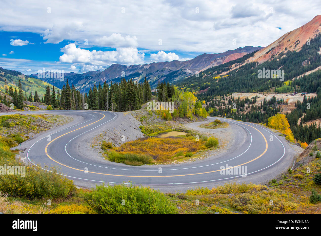 Tornante sulla Highway 550 noto come i milioni di dollari di autostrada tra Ouray & Silverton nelle Montagne Rocciose del Colorado Foto Stock