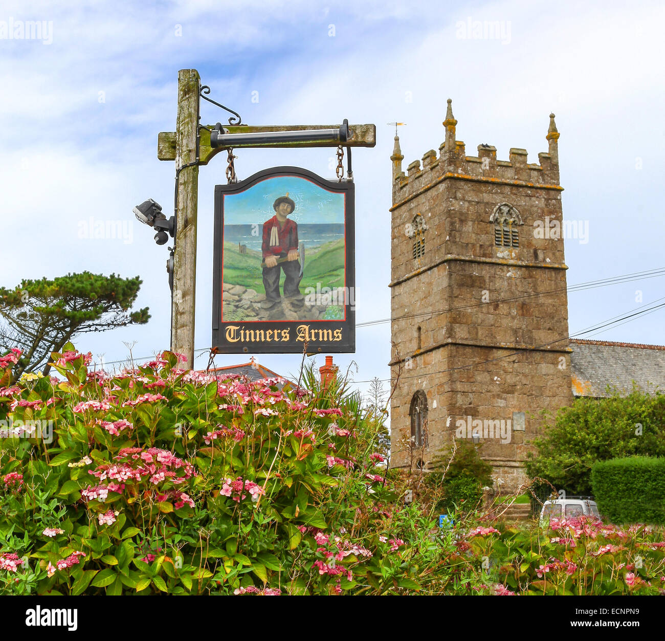 Il Tinners Arms pub segno e la chiesa del villaggio di St Senara a Zennor Cornwall West Country England Regno Unito Foto Stock
