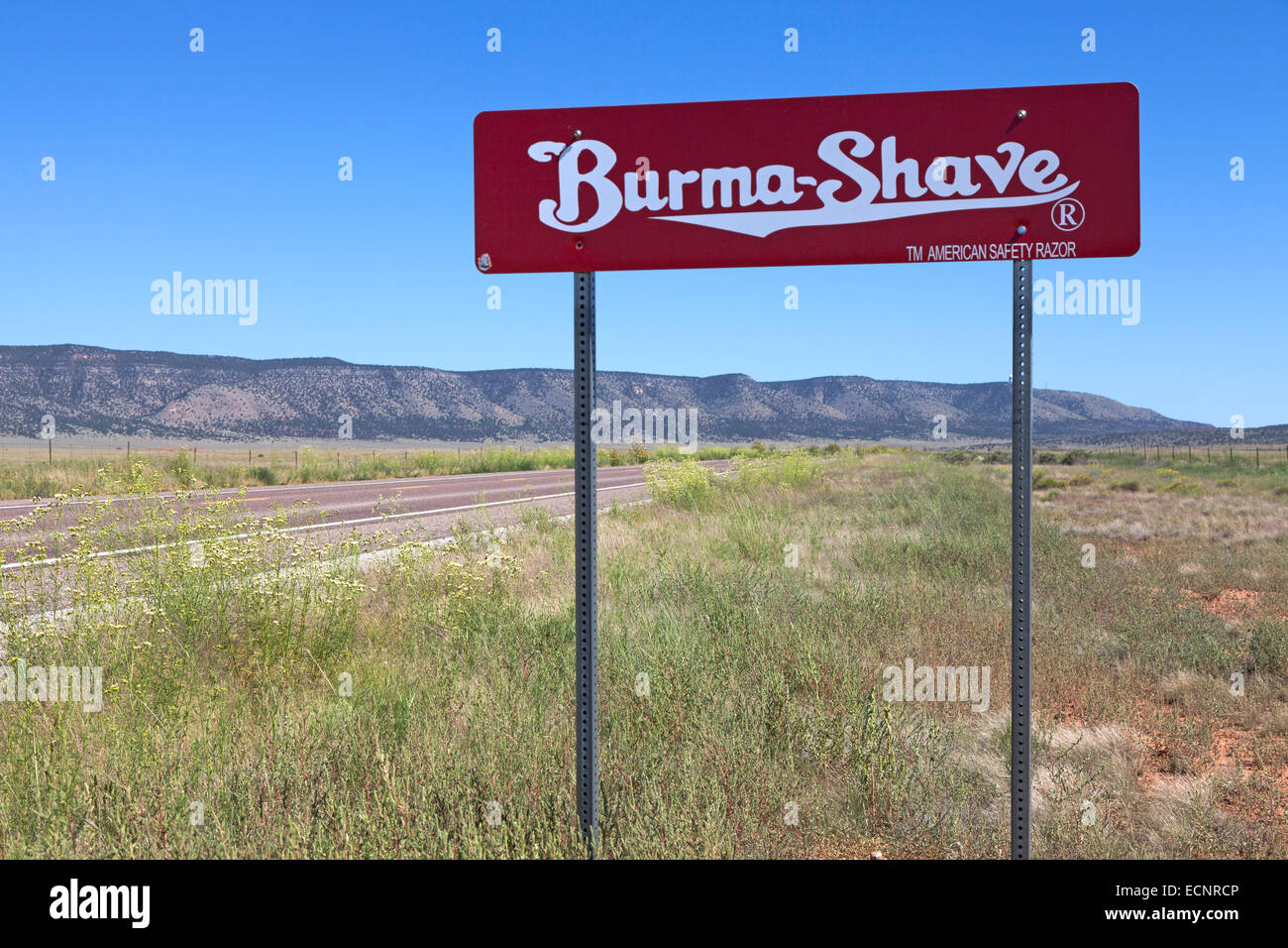 Una ricreazione dell'iconico Birmania radere segno sorge lungo la Hwy 66 in Arizona. Foto Stock