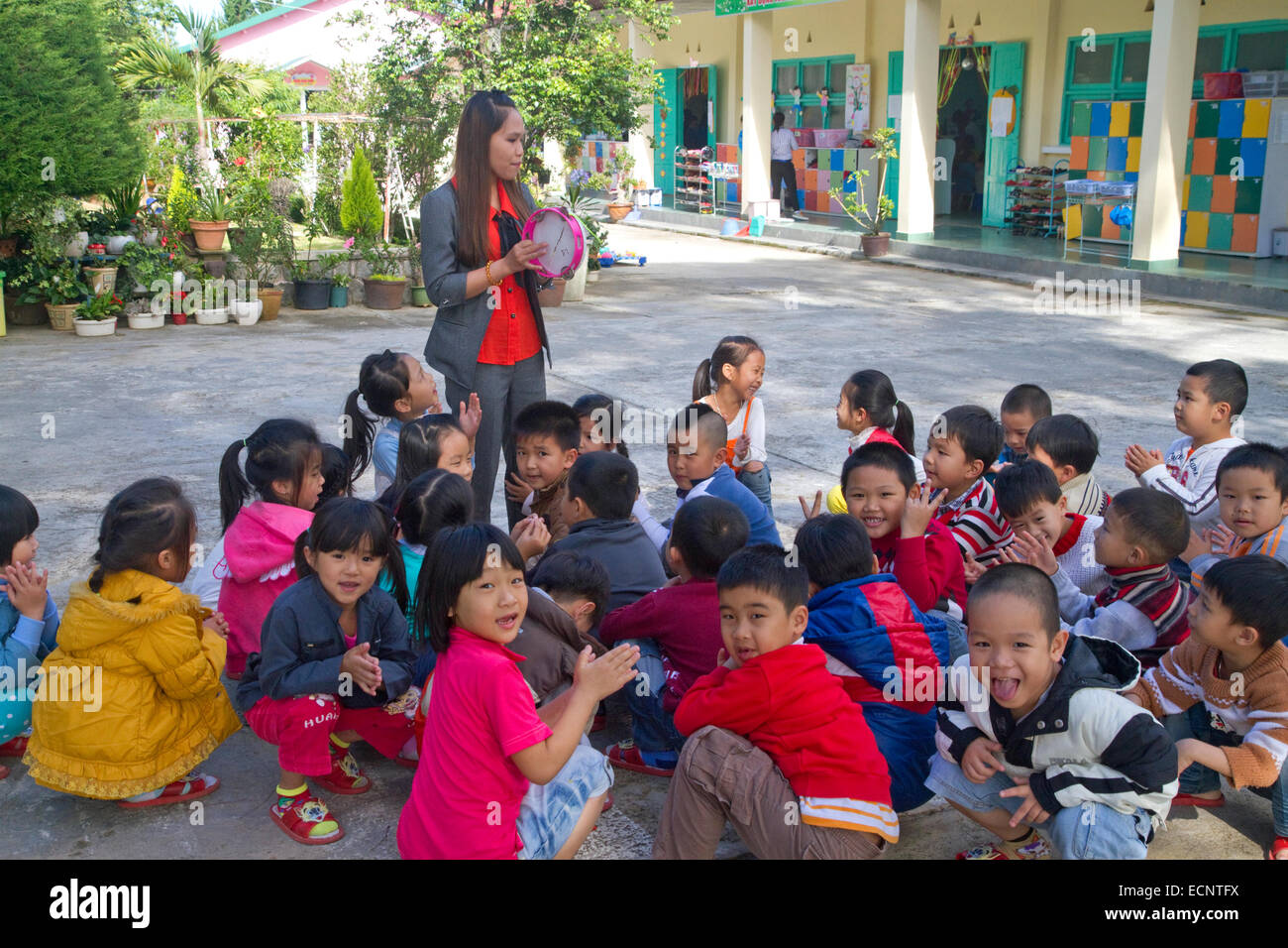 I giovani studenti all'aperto presso una scuola elementare in Da Lat, Vietnam. Foto Stock