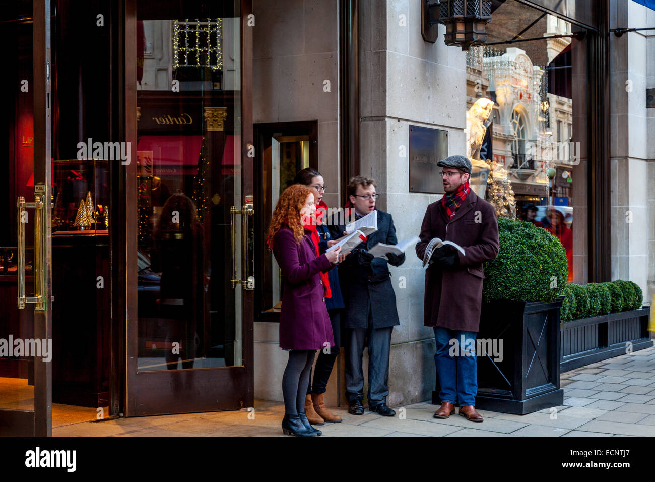 Carol cantanti eseguire al di fuori del Ralph Lauren Store In New Bond Street a Londra, Inghilterra Foto Stock