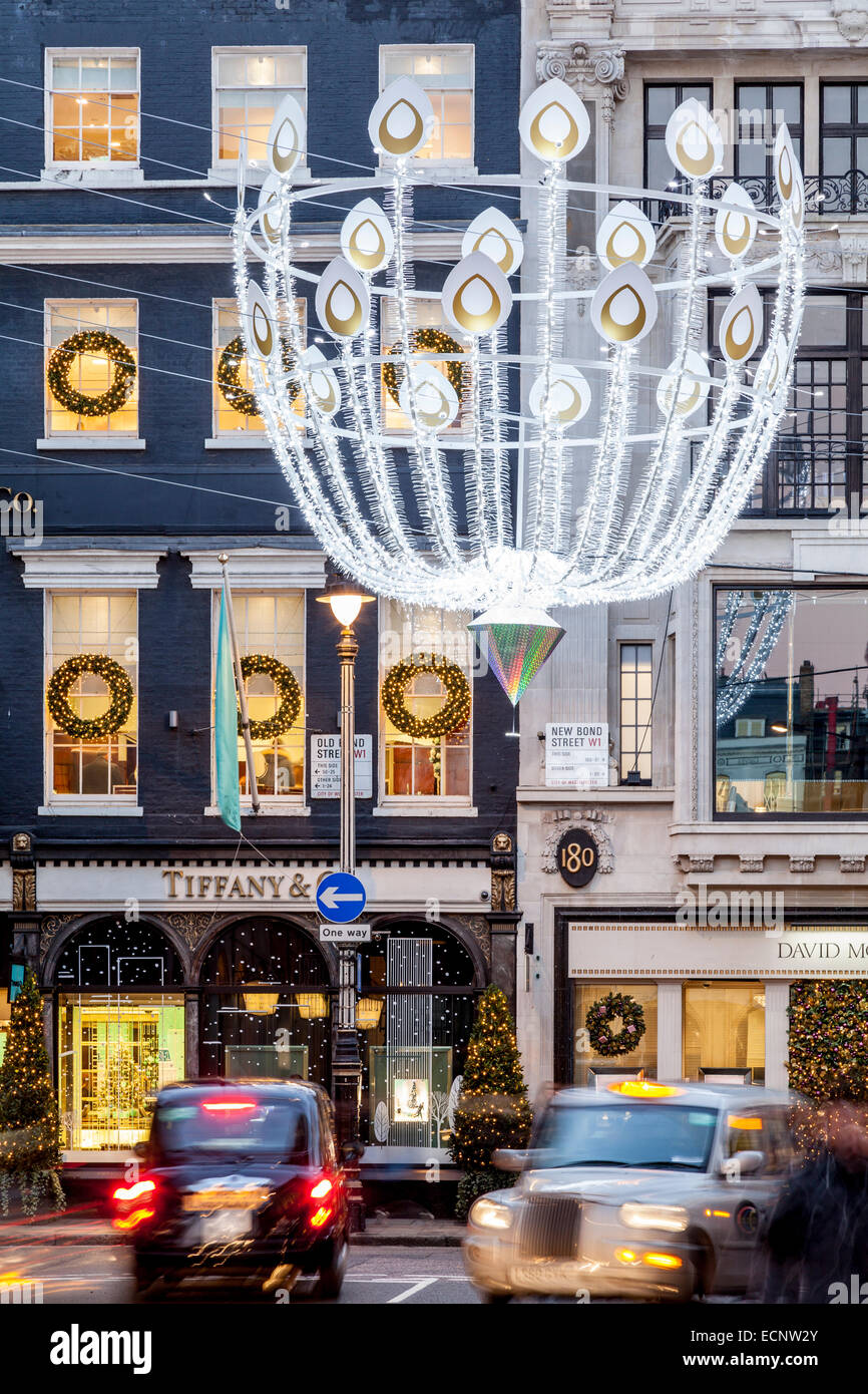 Le luci di Natale e i negozi esclusivi in Old Bond Street a Londra, Inghilterra Foto Stock