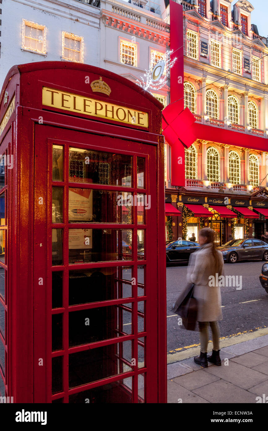Tradizionale in rosso nella casella Telefono e Cartier Store In New Bond Street a Londra, Inghilterra Foto Stock
