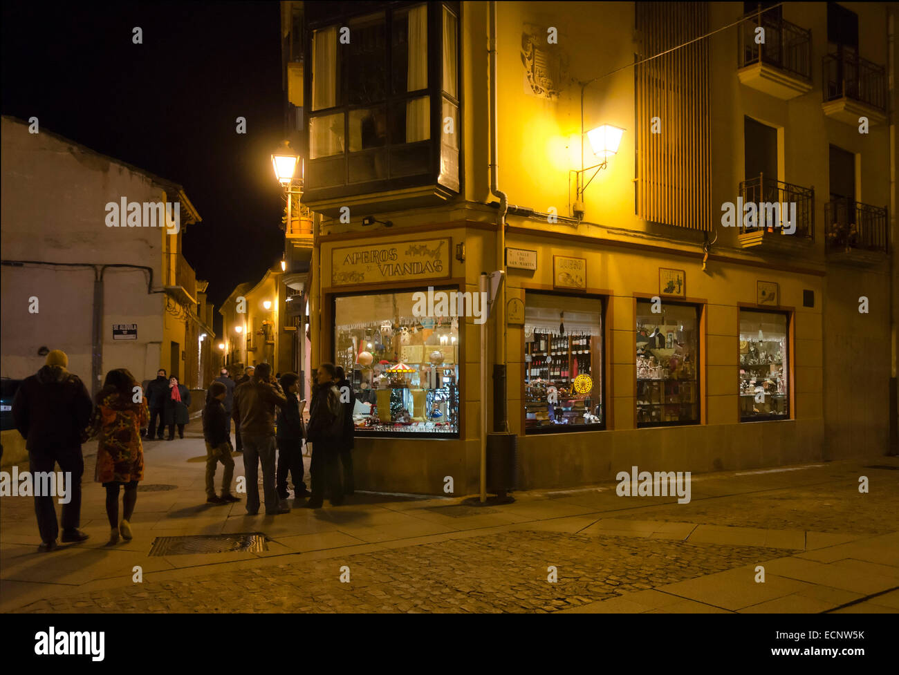 ZAMORA, Spagna - 25 dicembre 2012: Last minute acquirenti il giorno di Natale prima le finestre illuminate di un negozio nella città vecchia di Foto Stock