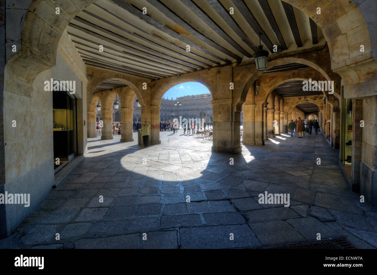 SALAMANCA, Spagna - 5 febbraio 2013: pedoni sulla piazza. La Plaza Mayor di Salamanca, Spagna, è un quadrato urbano costruito come Foto Stock