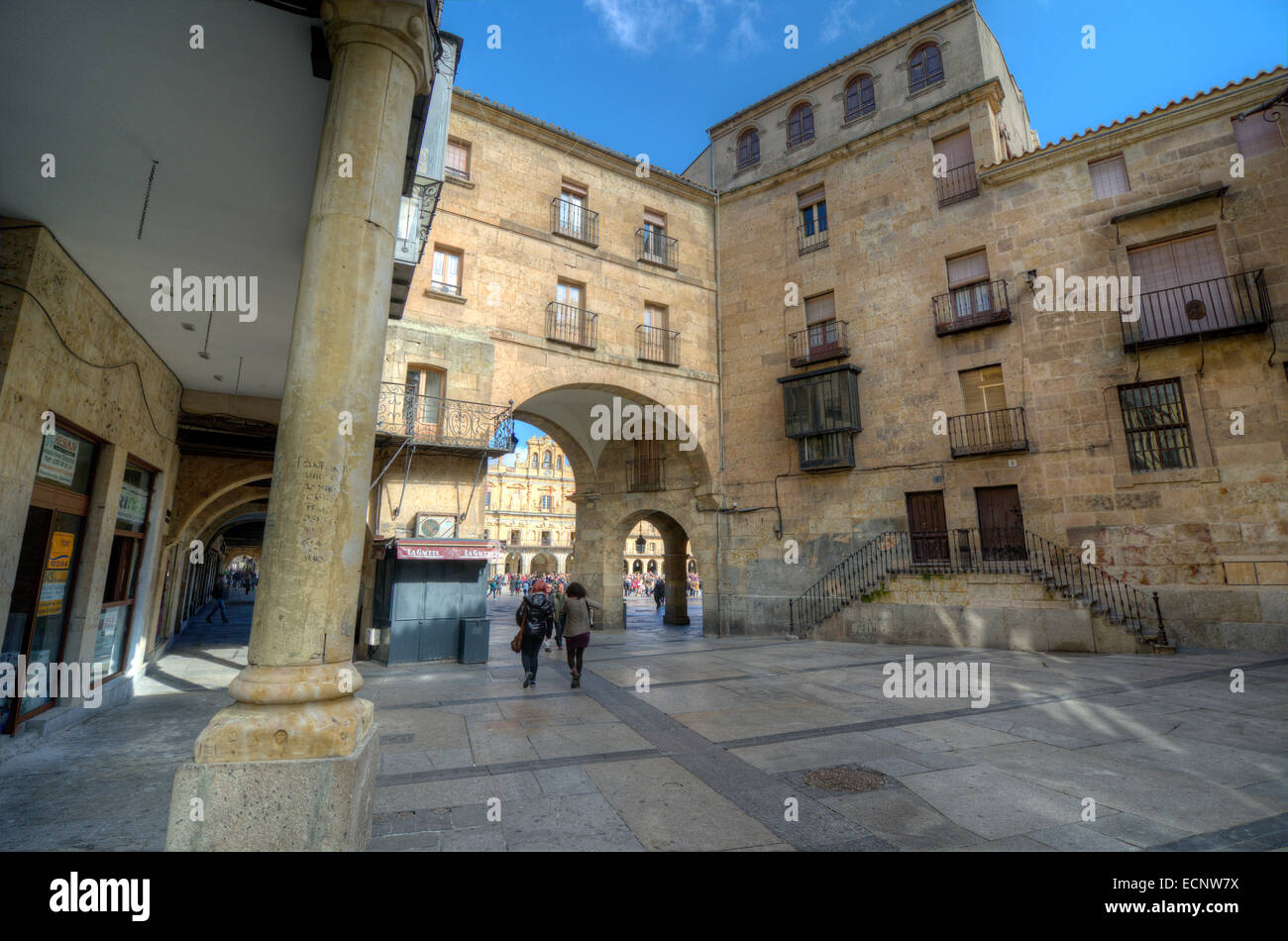 SALAMANCA, Spagna - 5 febbraio 2013: pedoni sulla piazza. La Plaza Mayor di Salamanca, Spagna, è un quadrato urbano costruito come Foto Stock