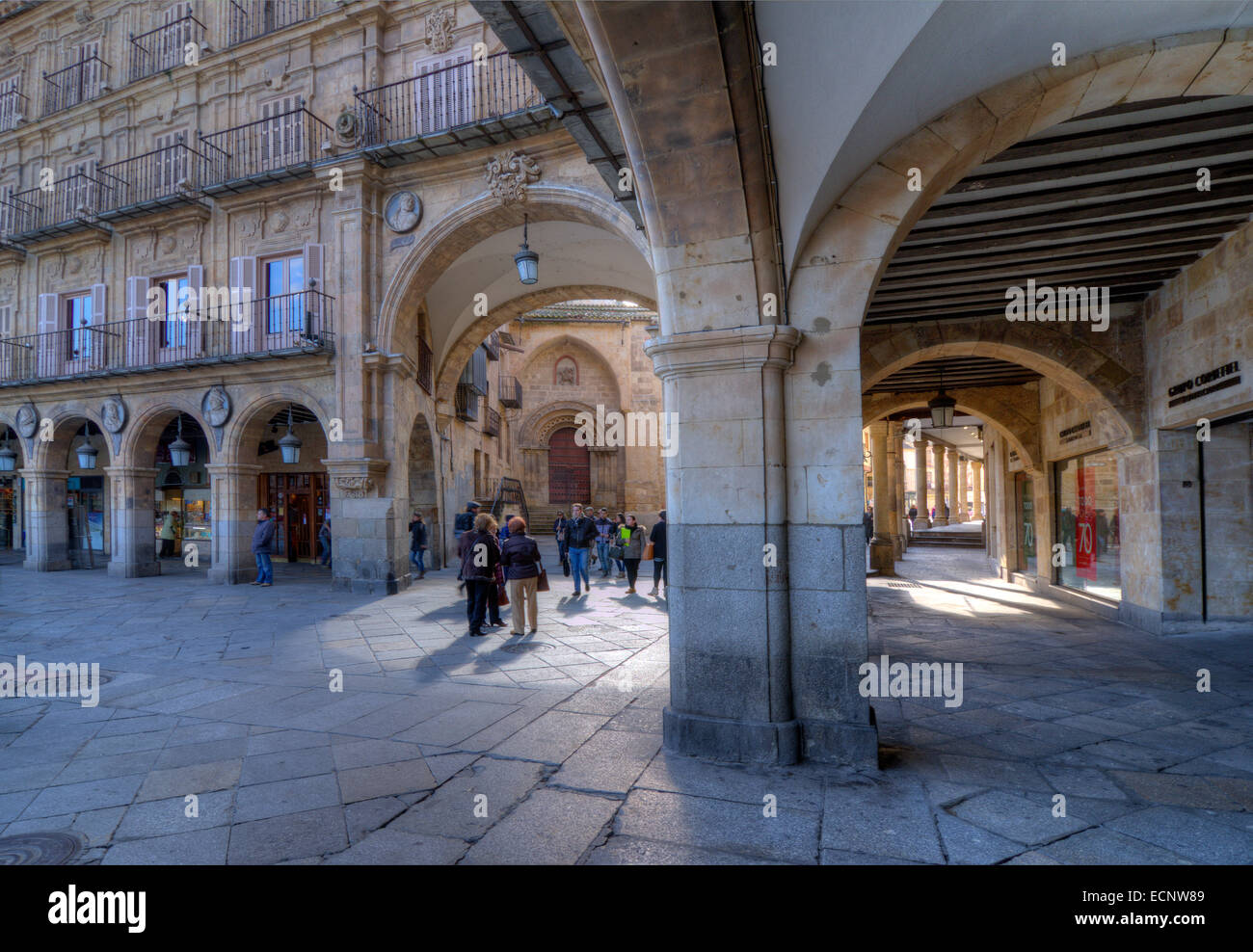 SALAMANCA, Spagna - 5 febbraio 2013: pedoni sulla piazza. La Plaza Mayor di Salamanca, Spagna, è un quadrato urbano costruito come Foto Stock