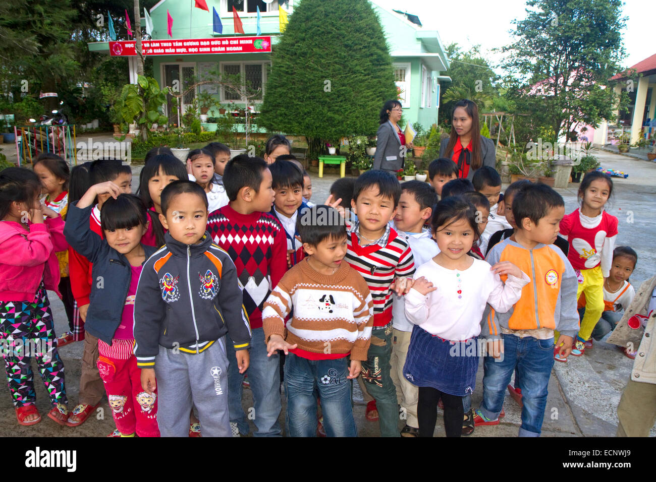 I giovani studenti all'aperto presso una scuola elementare in Da Lat, Vietnam. Foto Stock