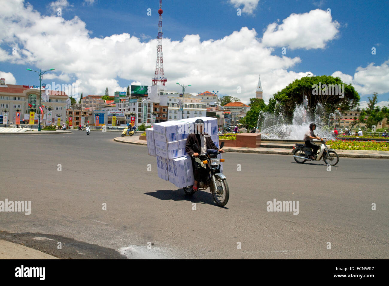 Persone a cavallo scooter sulla strada a Da Lat, Vietnam. Foto Stock