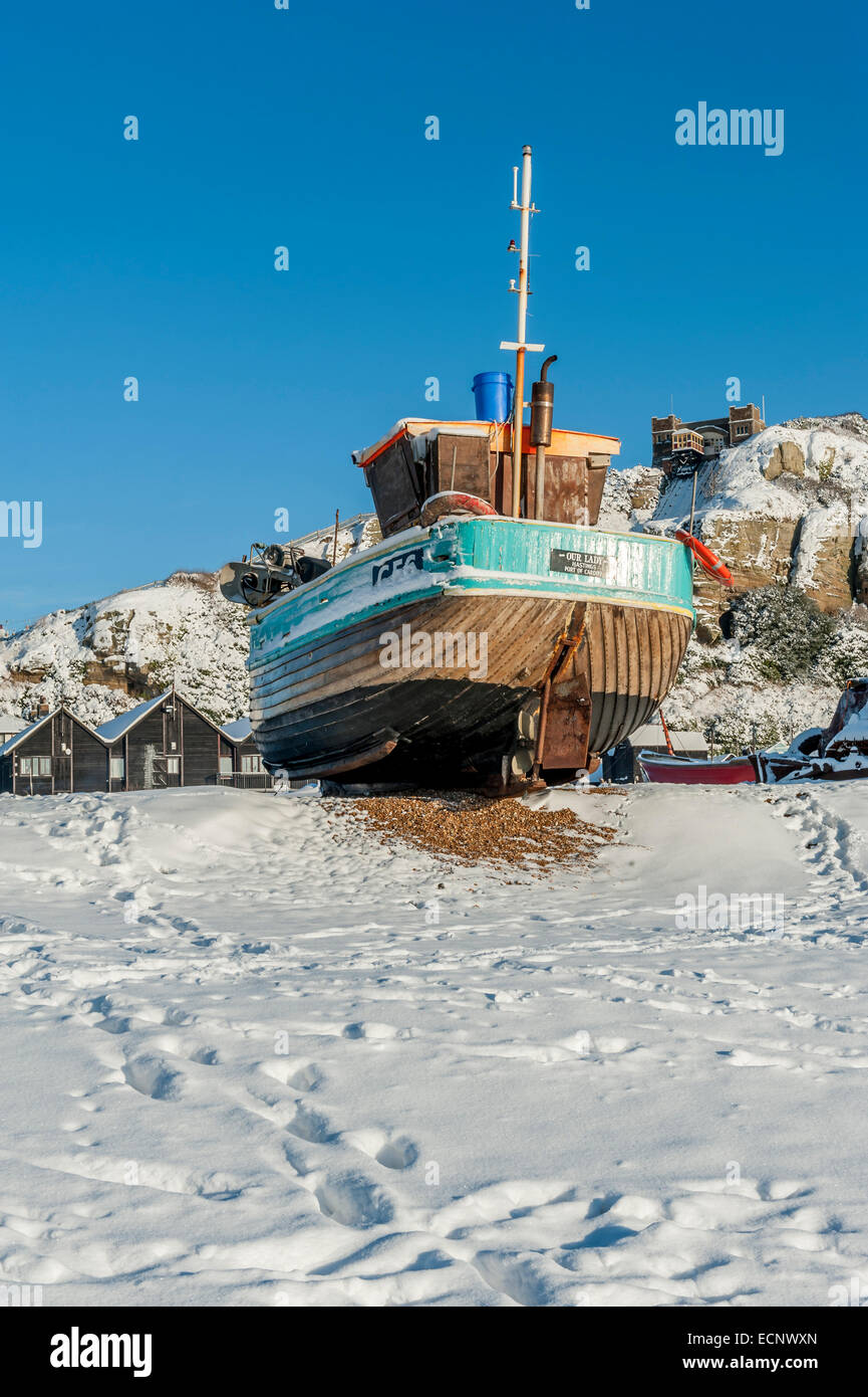 Hastings barche da pesca ormeggiate sulla spiaggia di Stade dopo una nevicata. East Sussex. Regno Unito Foto Stock