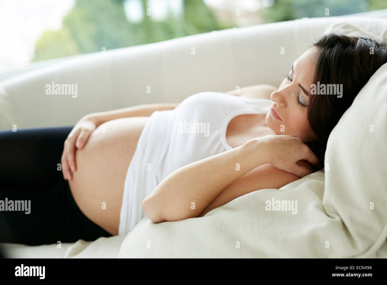 Donna incinta sleeping Foto Stock