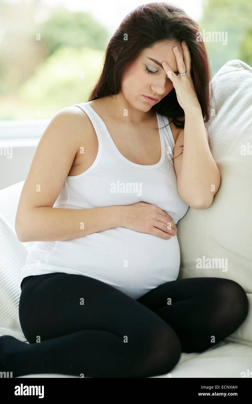 Donna incinta con un mal di testa Foto Stock