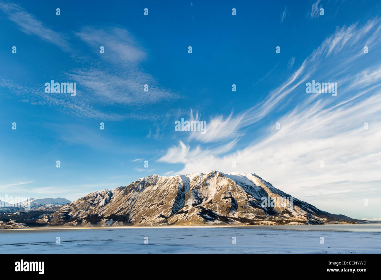 Cirrus nuvole sulla montagna di pecore lungo lago Kluane nel Parco Nazionale Kluane in Yukon, Canada. Foto Stock