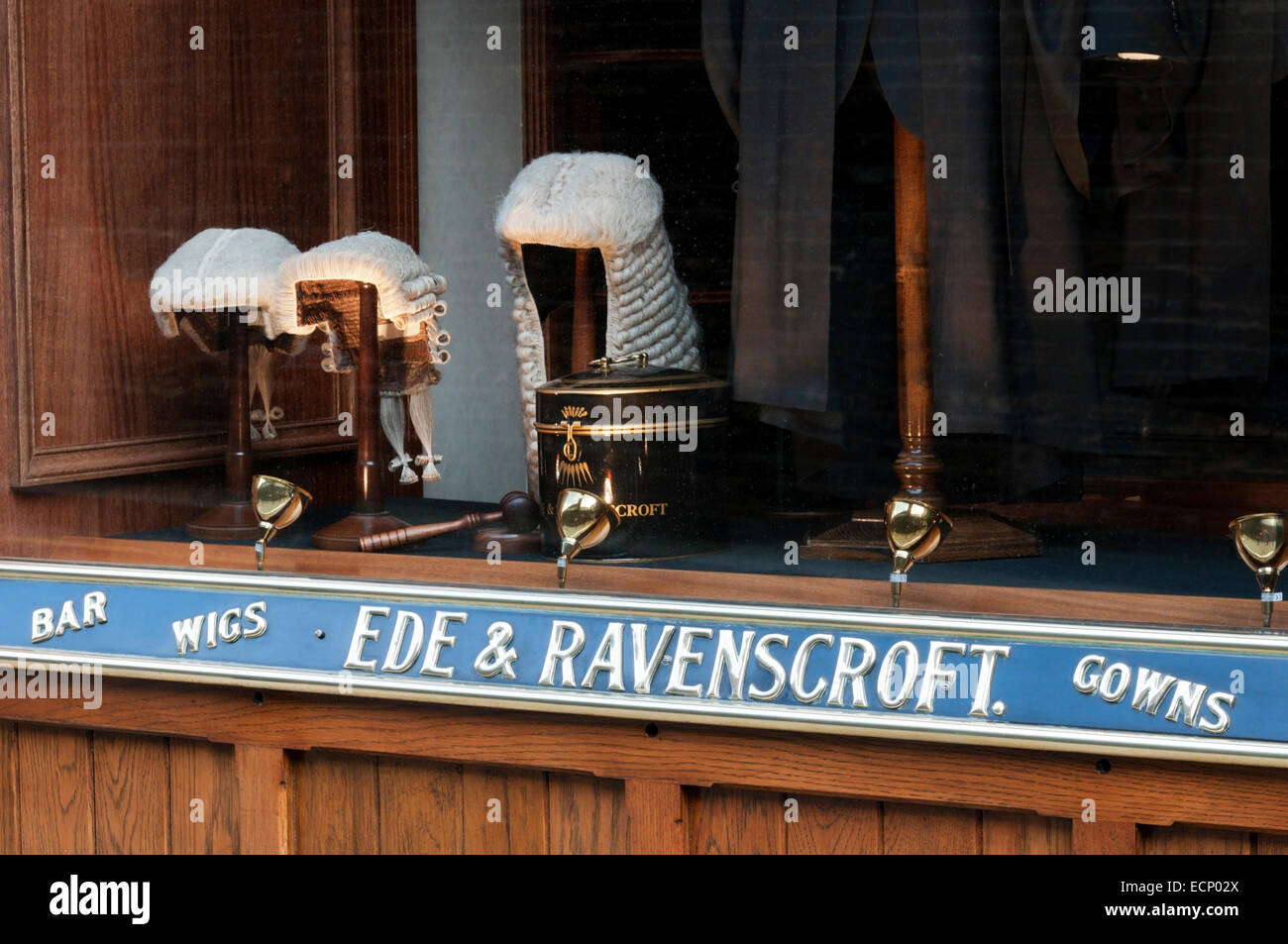 Barristers' parrucche nella finestra di Ede & Ravenscroft, Londra. Foto Stock