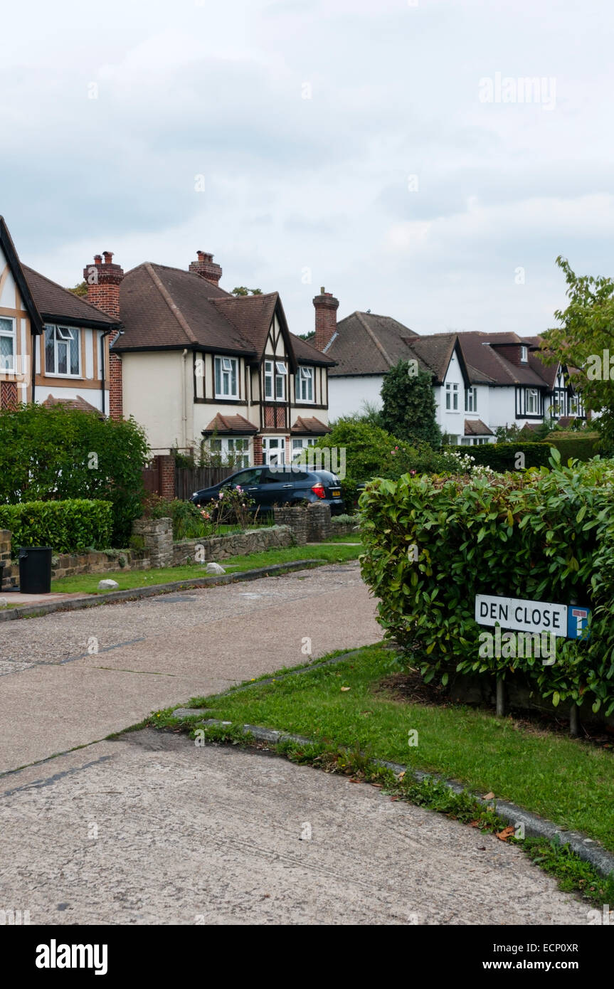 Case suburbane in Den vicino, Bromley, nel sud di Londra. Foto Stock