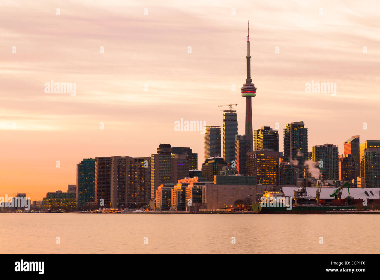 Parte del cielo di Toronto da est al tramonto prese con una lunga esposizione Foto Stock