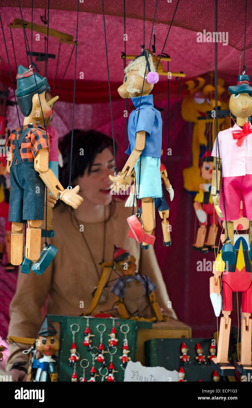 A TORDESILLAS (VALLADOLID, Spagna - 7 ottobre 2012: non identificato una giovane donna nel suo pupazzo di stallo sul mercato medievale che è Foto Stock